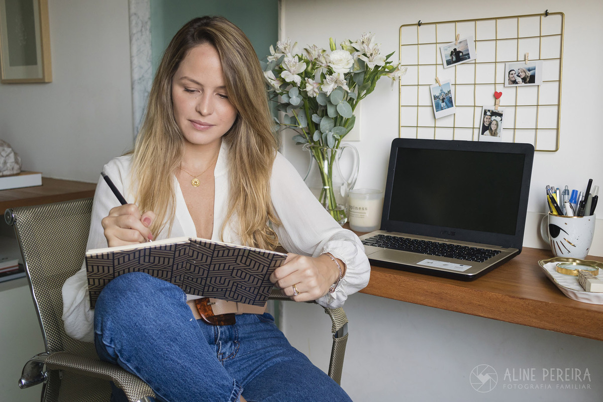 mulher na mesa de escritório home office