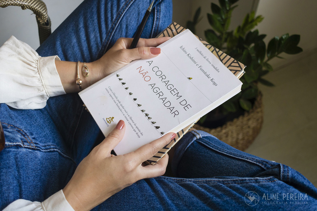 mulher segurando o livro a coragem de não agradar