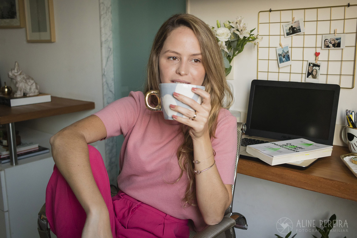 melher no home office tomando um café