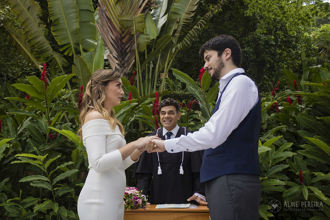 juiz de paz casando os noivos ao ar livre