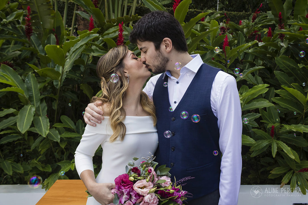 noivos se beijando com bolhas de sabão em volta