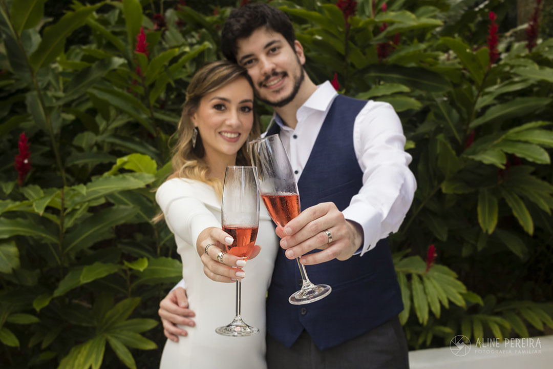 noivos brindando na festa do casamento com espumante rosê