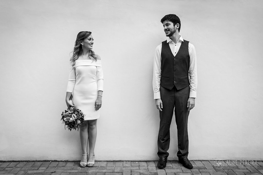 noivos se olhando em foto preto e branco 