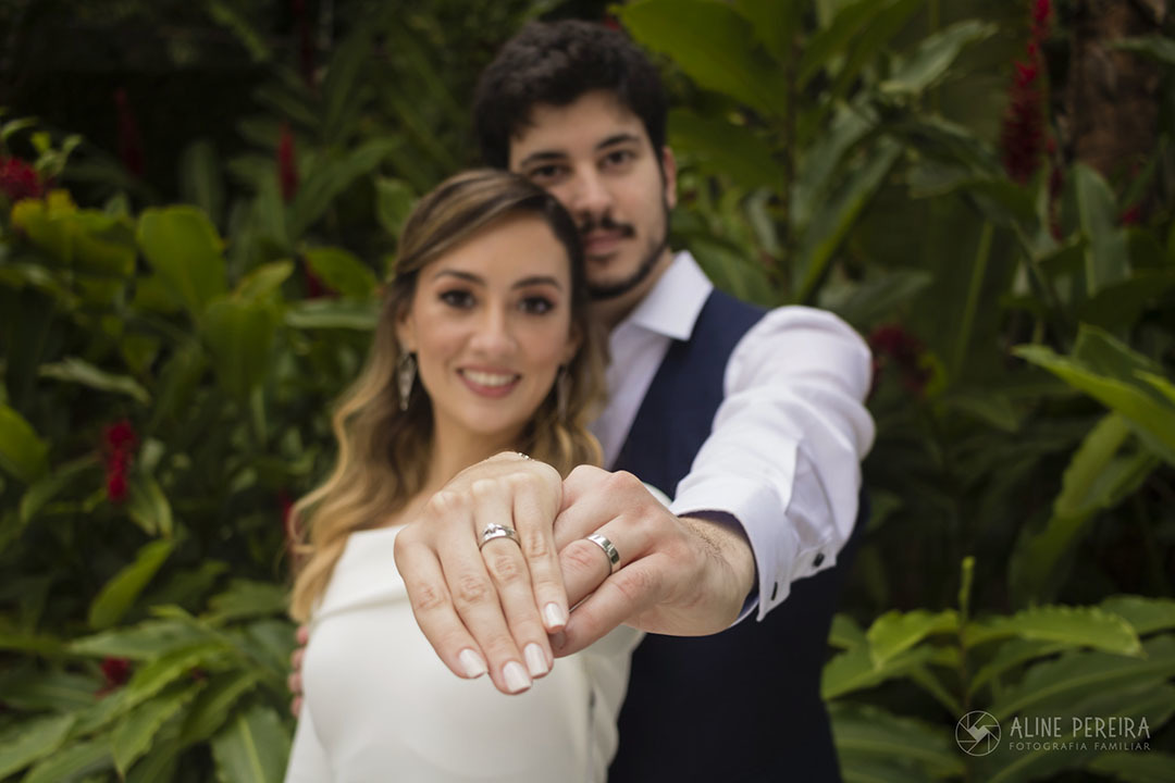 noivos mostrando as alianças