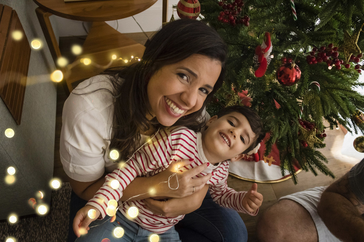 mãe e filho decorando a árvore de natal