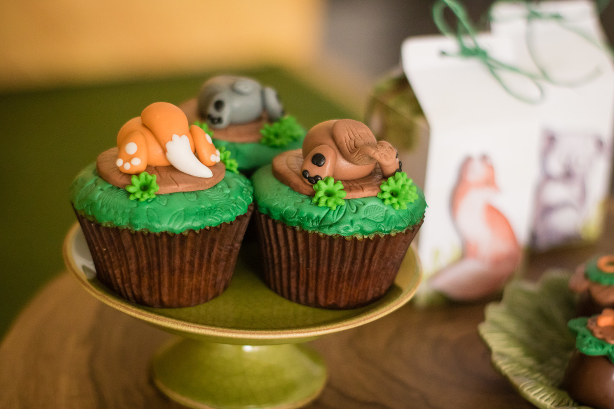 cupcakes decorados no tema floresta