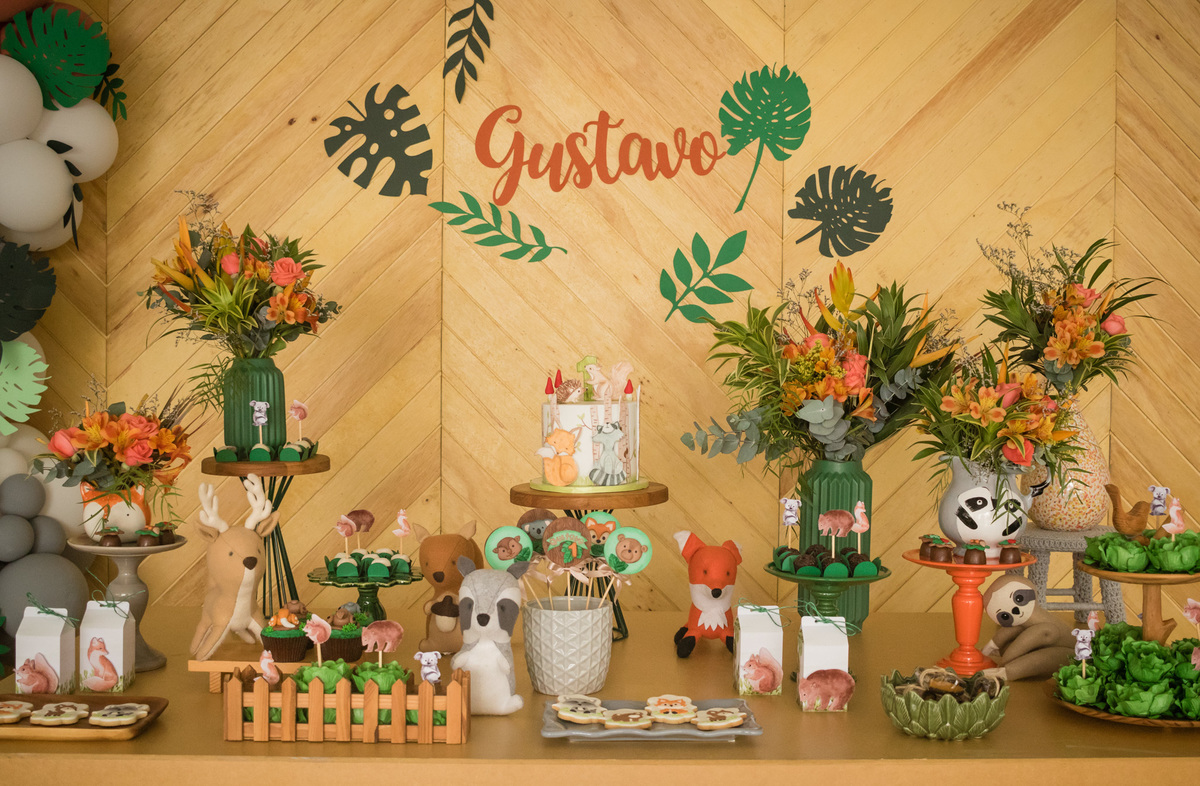 mesa decorada com o tema floresta feita por roberta montezuma party planner
