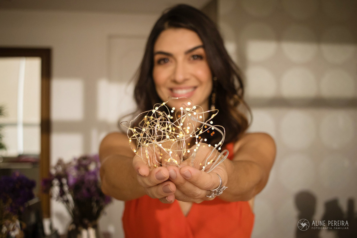 mulher segurando as luzes fairy lights