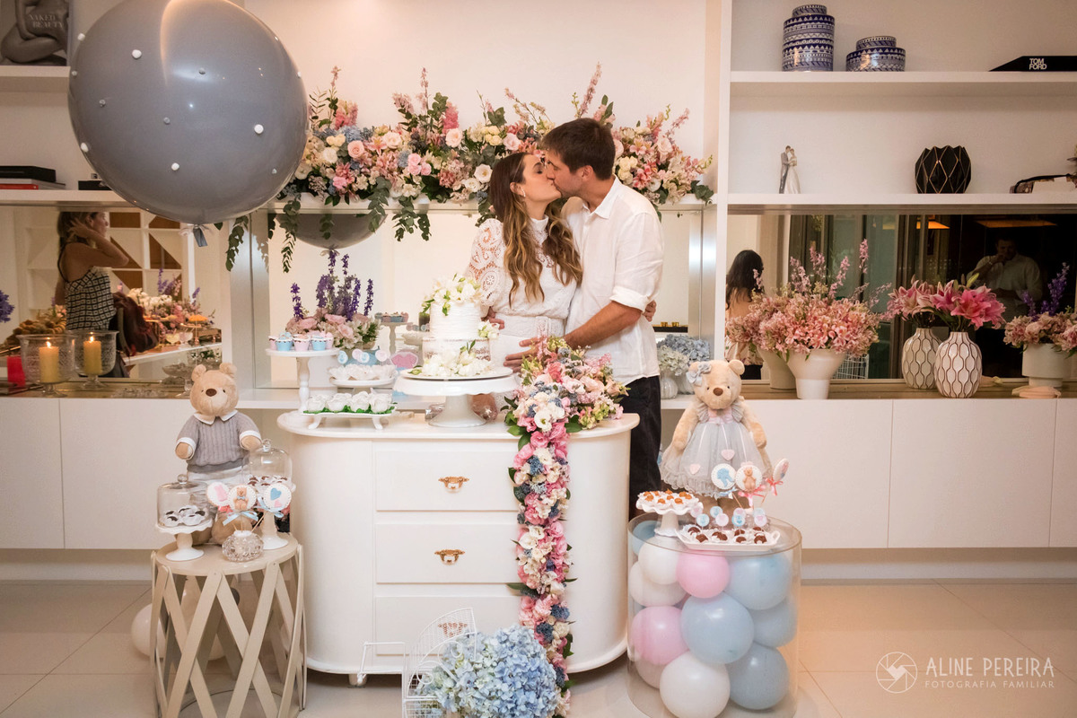 casal se beijando na mesa decorada do chá revelação