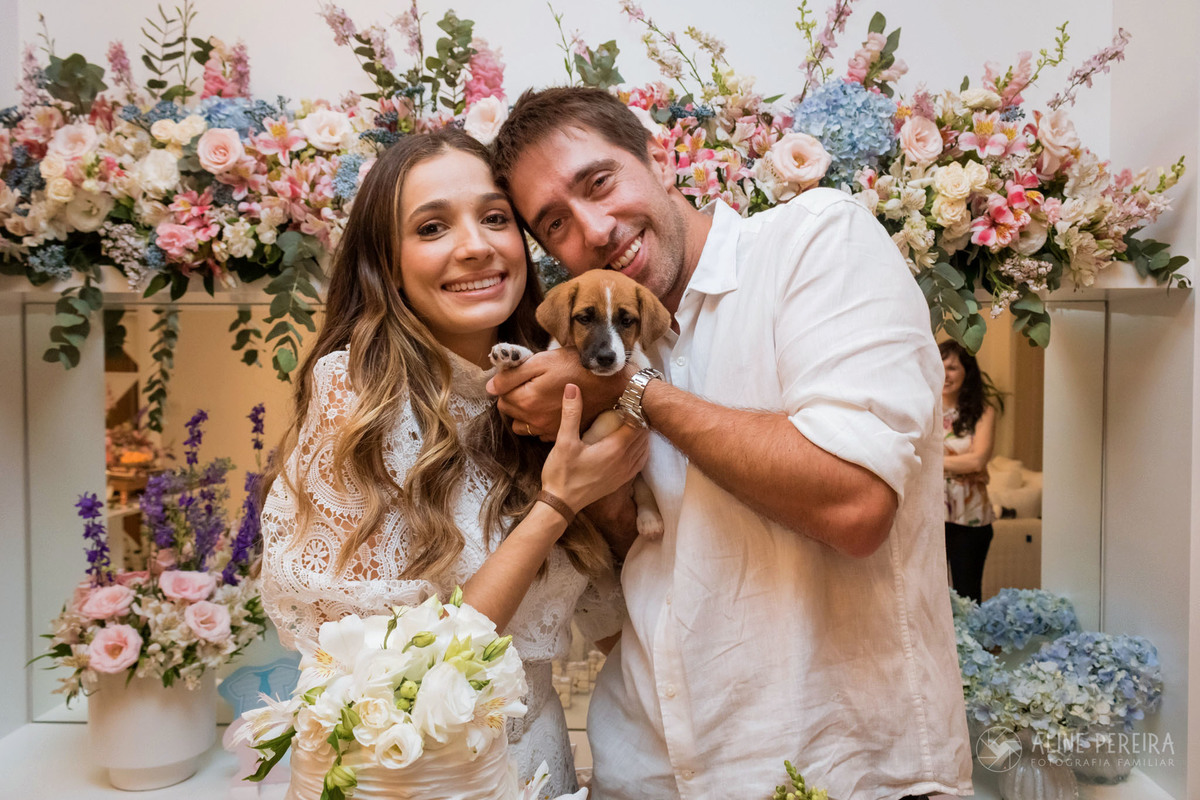 casal e sua cachorrinha na mesa decorada do chá revelação