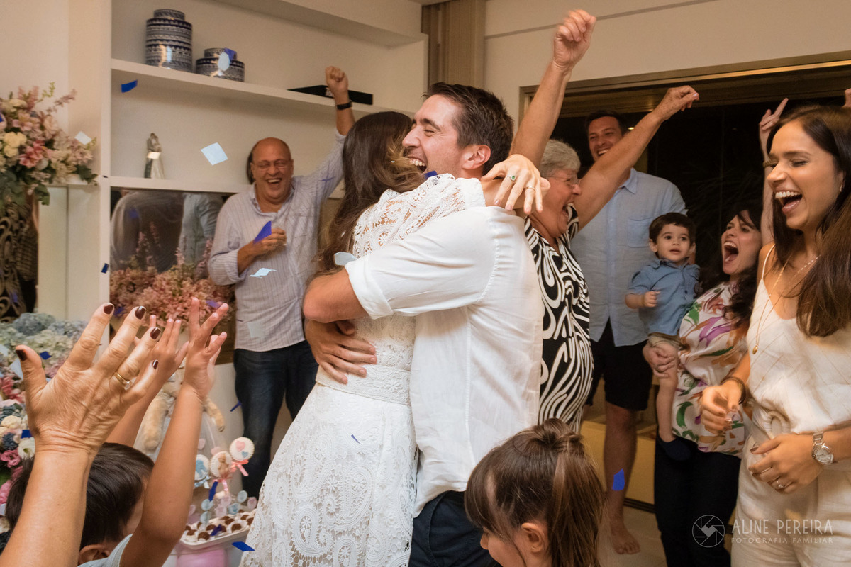 casal se abraçando após ter estourado o balão do chá revelação