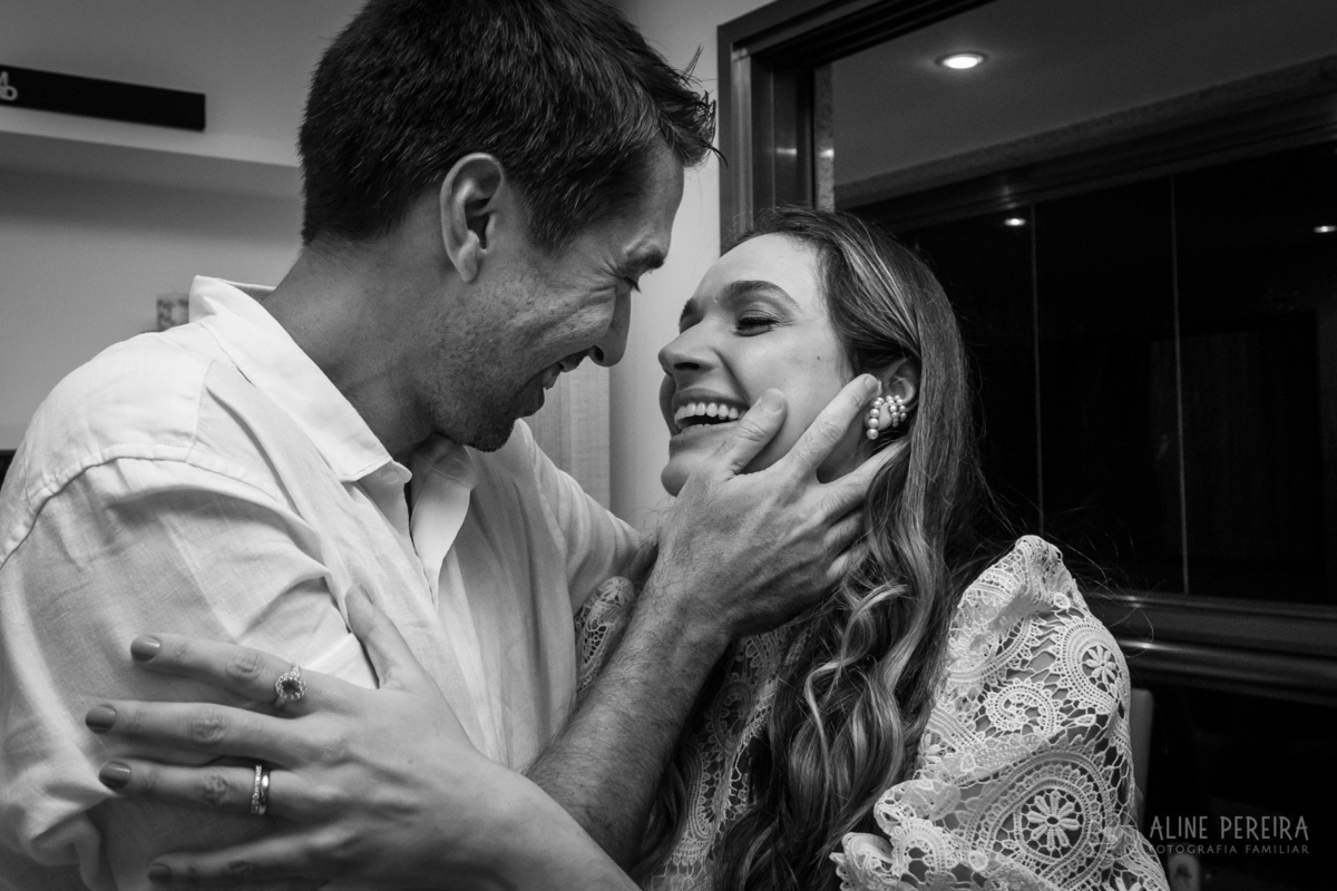 foto em preto e branco do casal feliz após saber o sexo do bebê que esperam no chá revelação