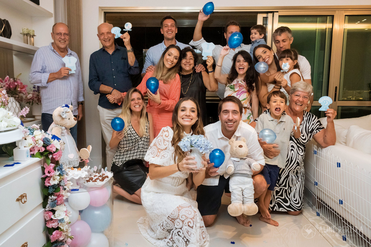 família toda unida e feliz após descobrir o sexo do bebê no chá revelação