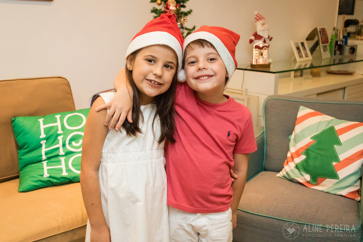 irmãos se abraçando em clima de natal