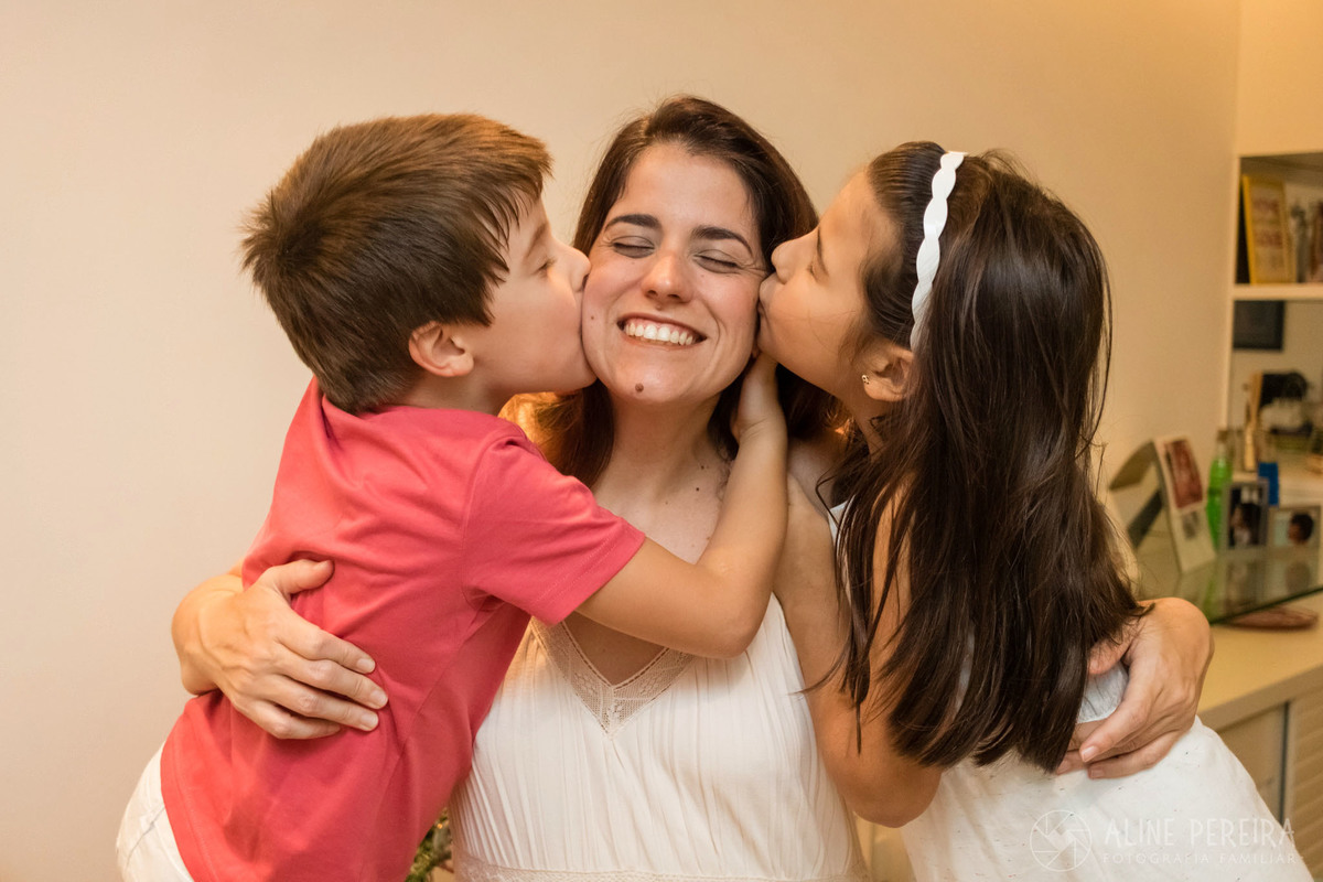 crianças beijando a mãe