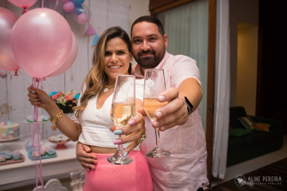 casal brindando no chá revelação