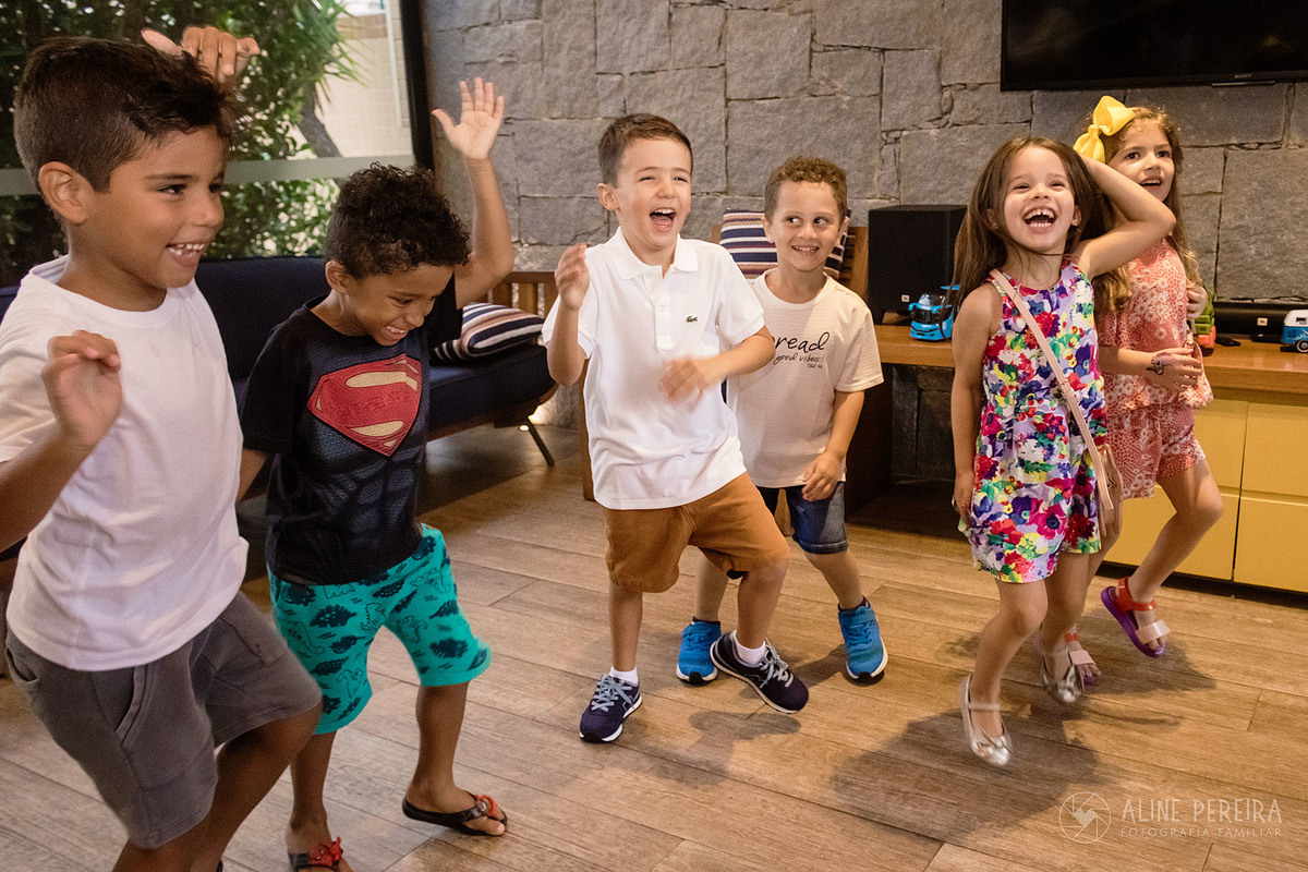 aniversariante brincando com os amigos