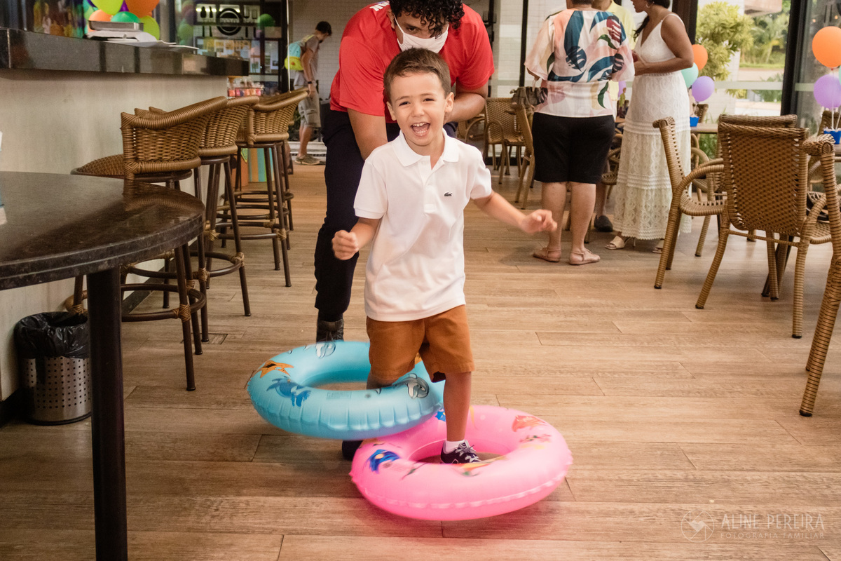 aniversariante se divertindo na festa de aniversário