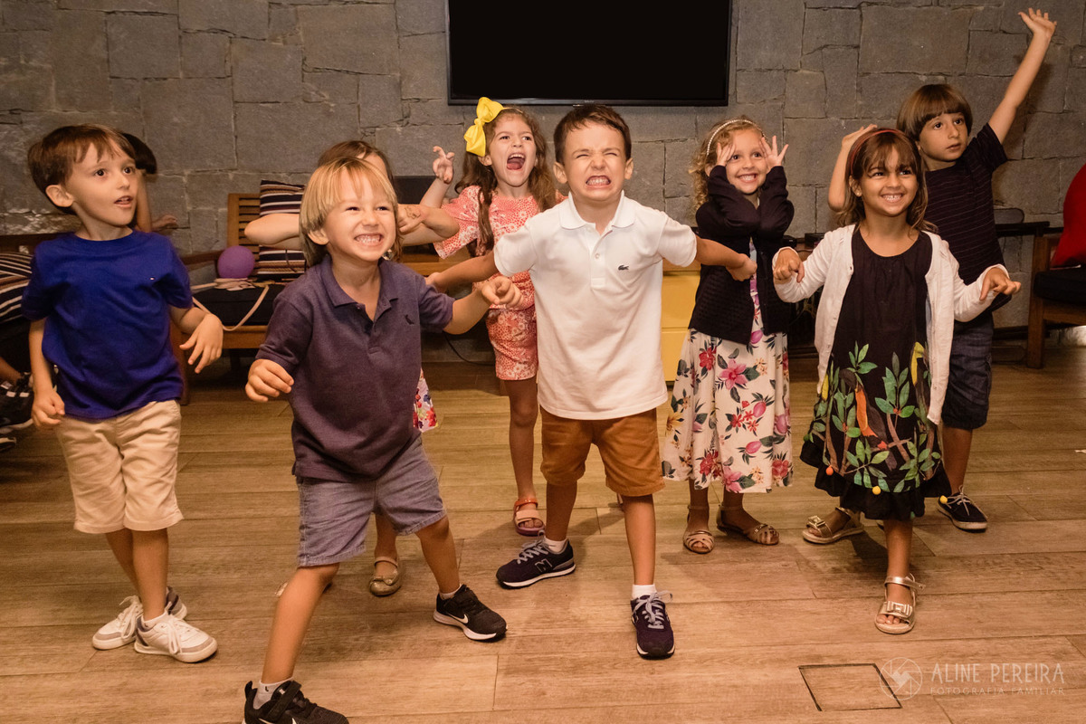 aniversariante e amigos fazendo careta