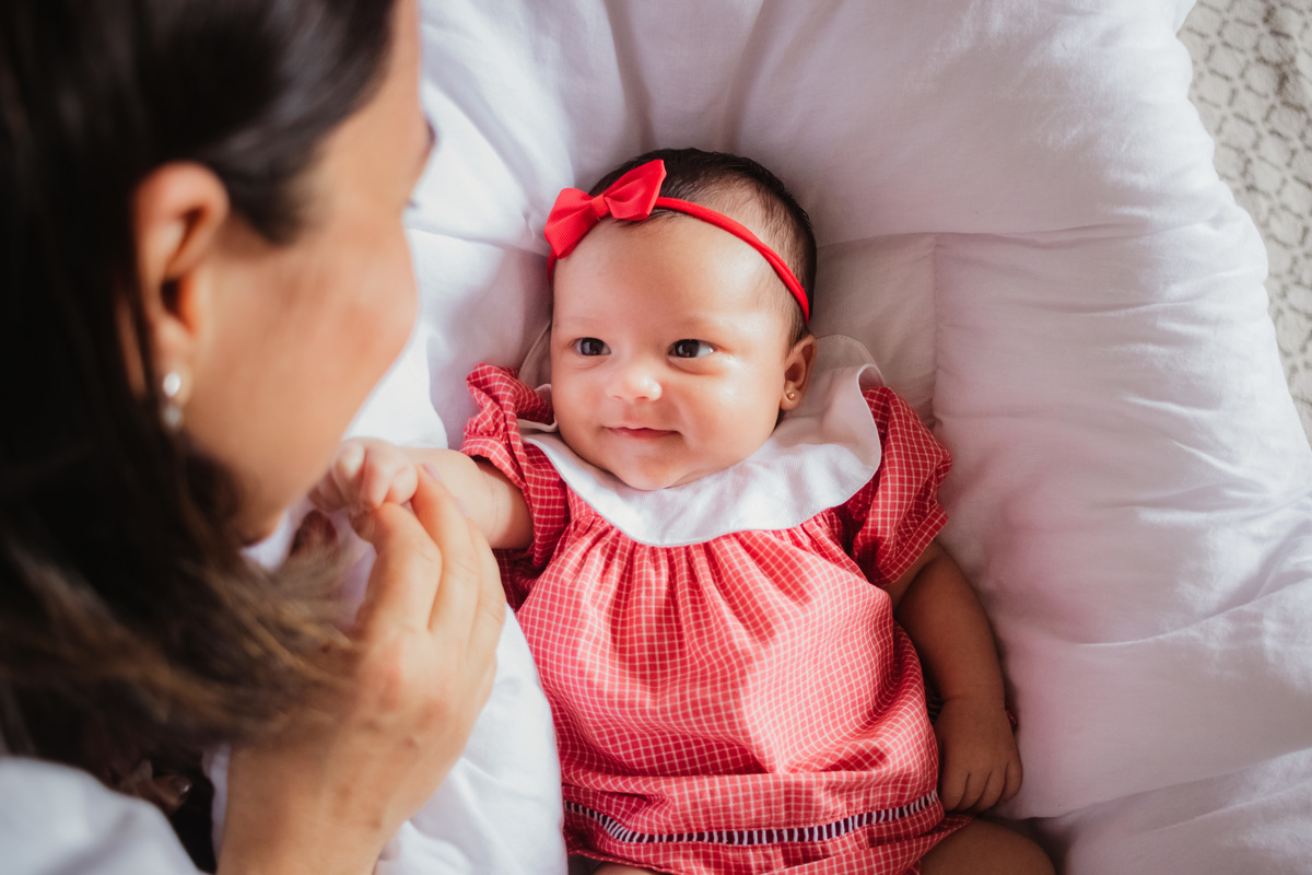 bebê olhando para a mãe
