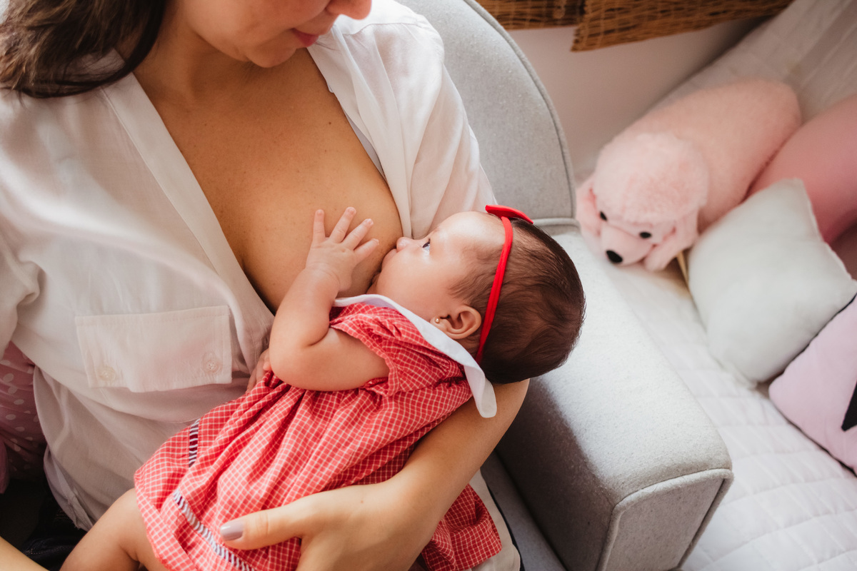 bebê mamando no peito da mãe