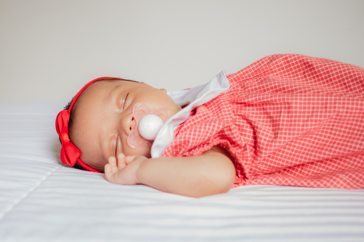 bebê dormindo com chupeta na boca