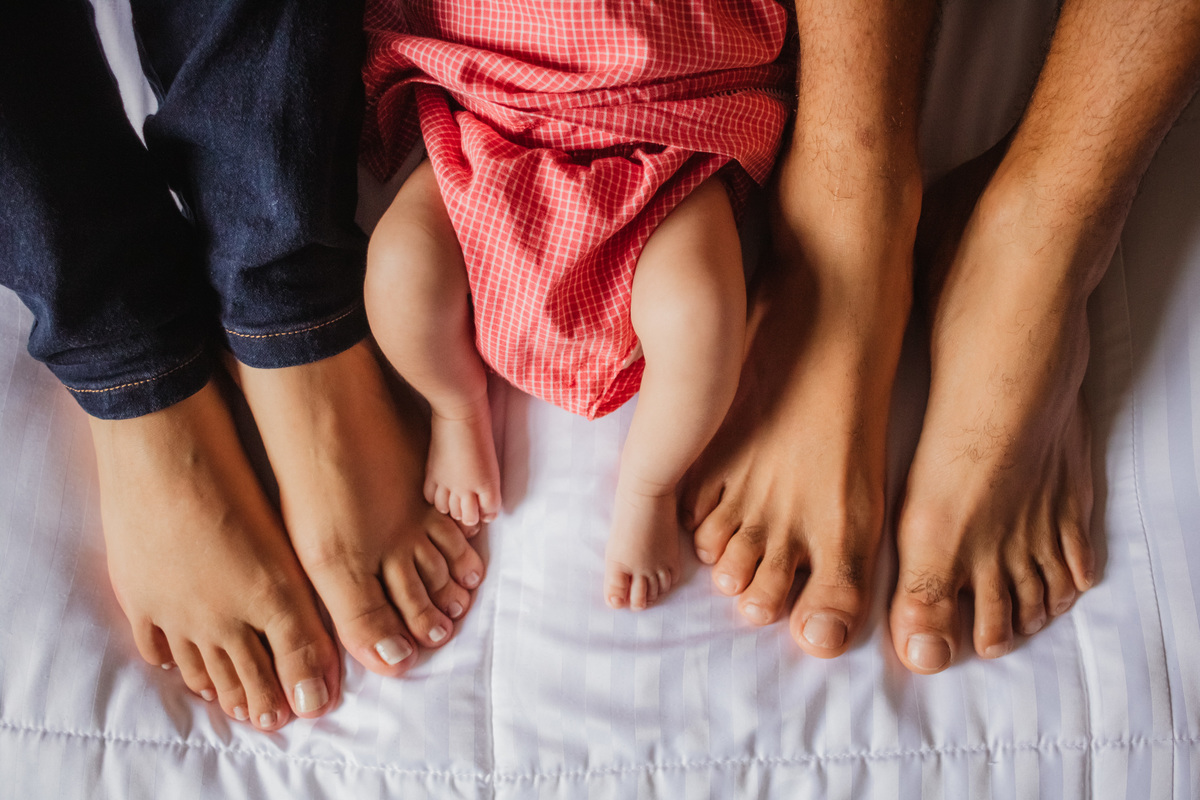 os pés de mãe, pai e filha