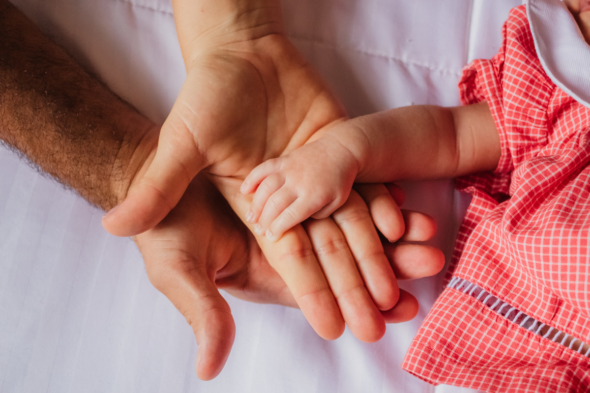 as mãos de pai, mãe e filha
