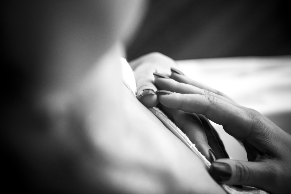 pormenor das mãos femininas, noiva boudoir, noiva extrovertida, noiva sexy, noiva bonita