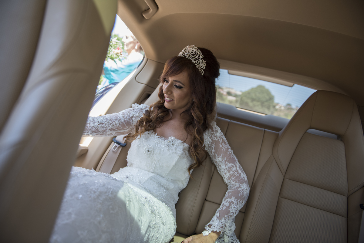Noiva em viagem, beleza da noiva, noiva bonita, transporte do carro da noiva, melhor fotografo do grande porto, melhor fotógrafo de casamento em Portugal