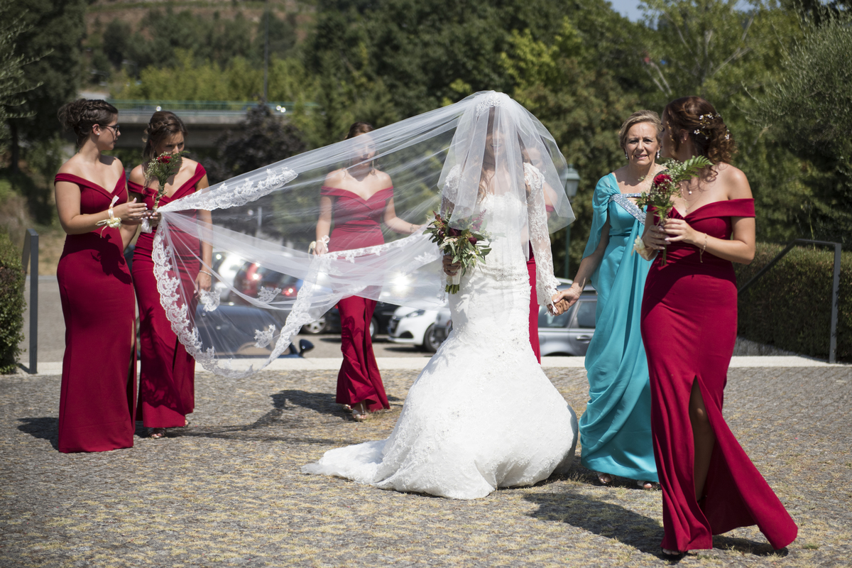 Damas de honor, vestido de noiva, noiva mais bonita, vestido de noiva mais bonita, entrada na igreja, preparação da entrada da noiva