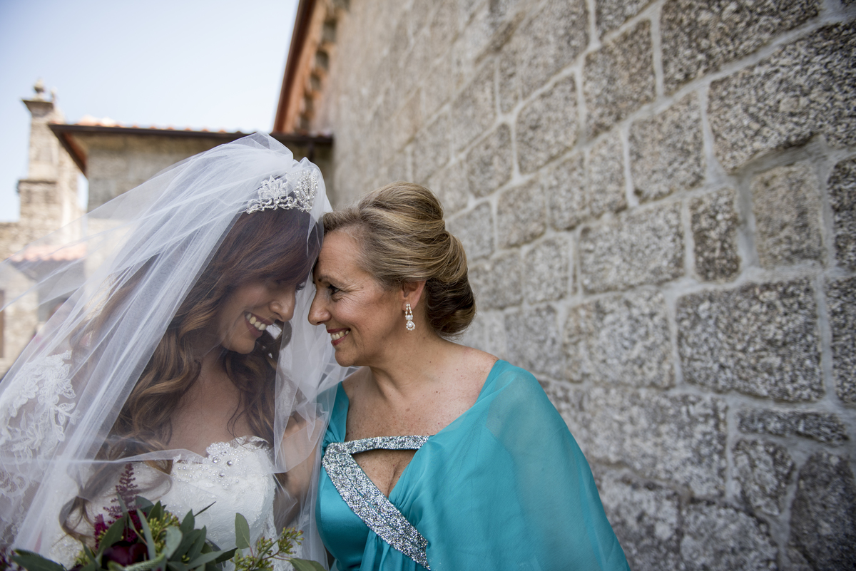 Noiva, entrada da noiva, noiva com a mãe, melhor entrada da igreja no porto, emoção da noiva com a mãe