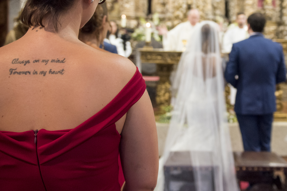 interior da igreja no dia do casamento, pormenor da tatuagem da dama de honor, casamento marco de canavezes