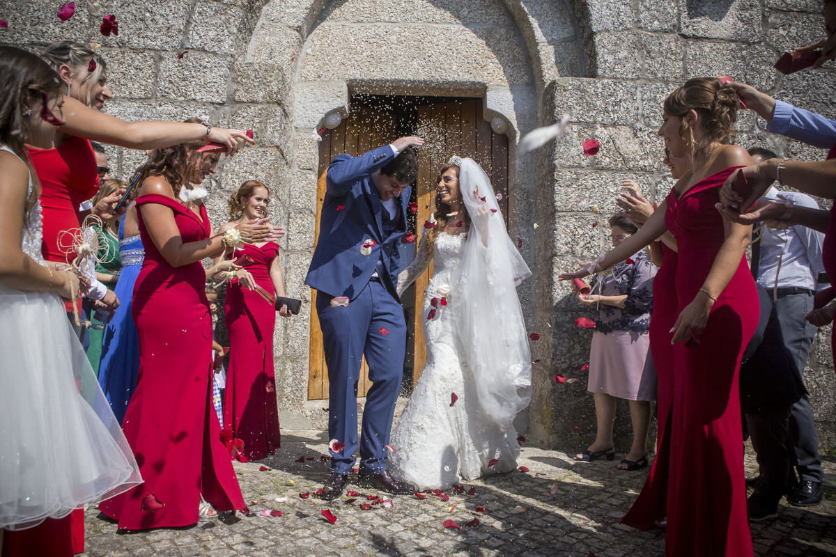saída da igreja, noivos felizes, vestido de noiva, fato do noivo, melhor saída da igreja 