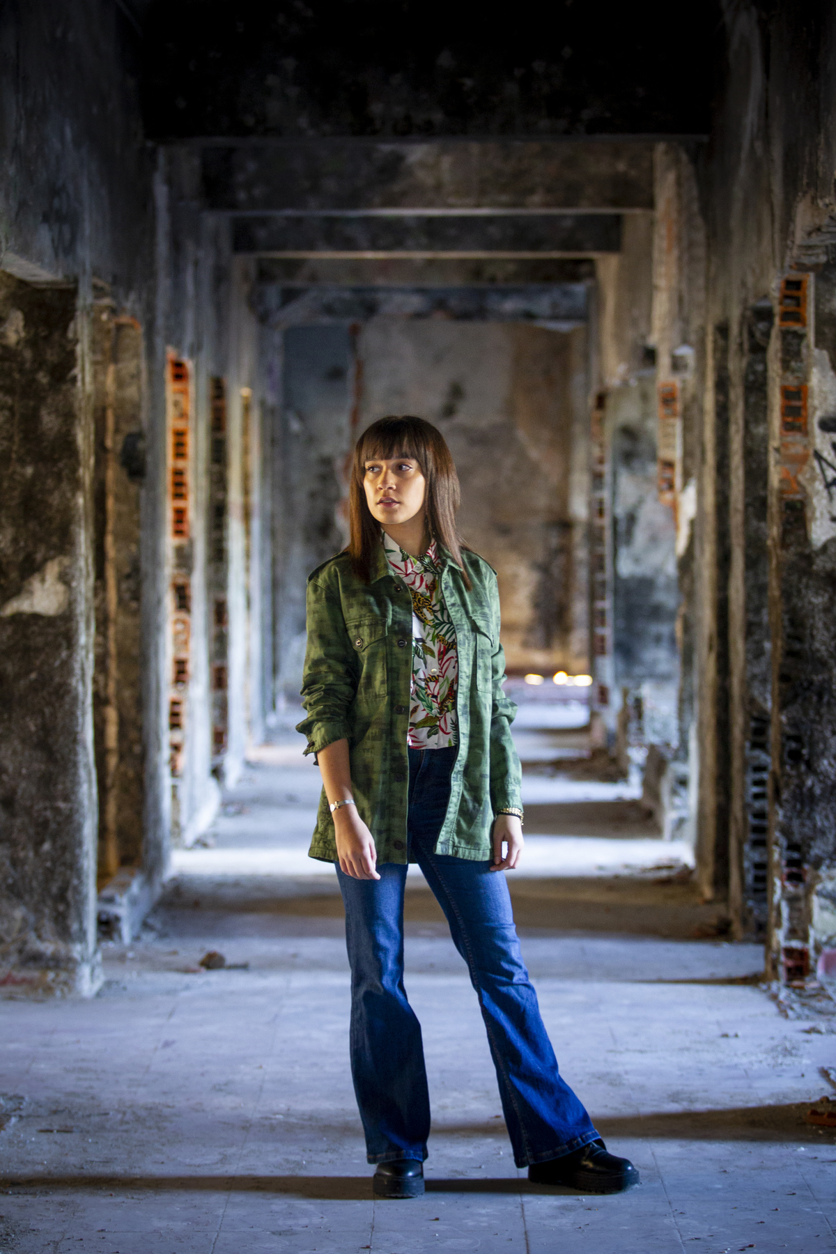 book fotográfico, sessão em casa abandonada, olhar em sessão fotográfica, pose em sessão fotográfica