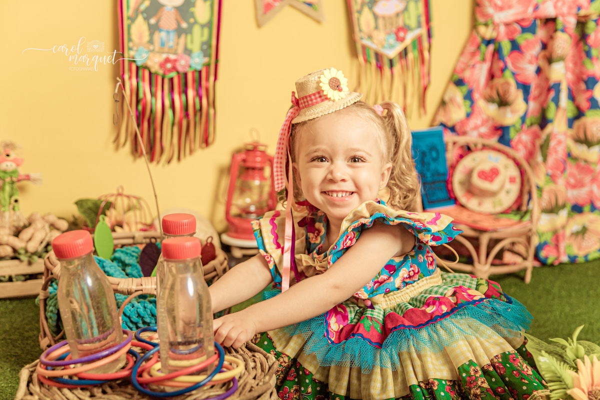 ensaio infantil temático festa junina agostina julina arraiá caipira nordestina sanfona viola violão pescaria argolas literatura de cordel cangaço fotografia retrato Niterói Rio de Janeiro Itaipu Região Oceânica Família irmãos estúdio