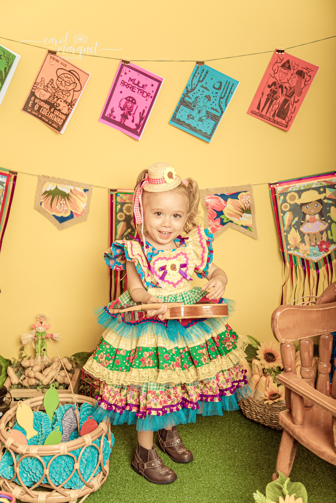 ensaio infantil temático festa junina agostina julina arraiá caipira nordestina sanfona viola violão pescaria argolas literatura de cordel cangaço fotografia retrato Niterói Rio de Janeiro Itaipu Região Oceânica Família irmãos estúdio