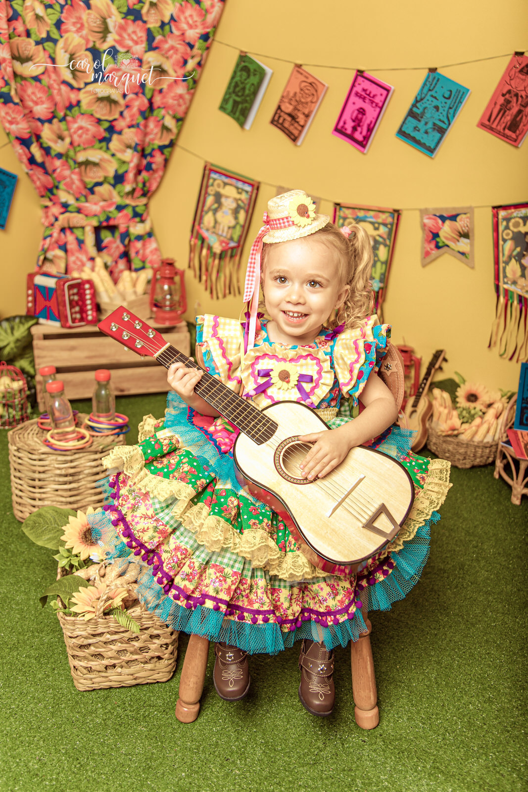 ensaio infantil temático festa junina agostina julina arraiá caipira nordestina sanfona viola violão pescaria argolas literatura de cordel cangaço fotografia retrato Niterói Rio de Janeiro Itaipu Região Oceânica Família irmãos estúdio