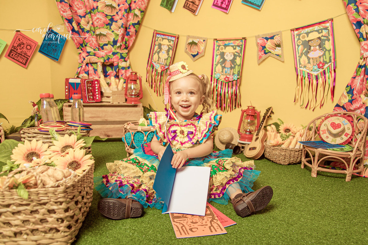 ensaio infantil temático festa junina agostina julina arraiá caipira nordestina sanfona viola violão pescaria argolas literatura de cordel cangaço fotografia retrato Niterói Rio de Janeiro Itaipu Região Oceânica Família irmãos estúdio