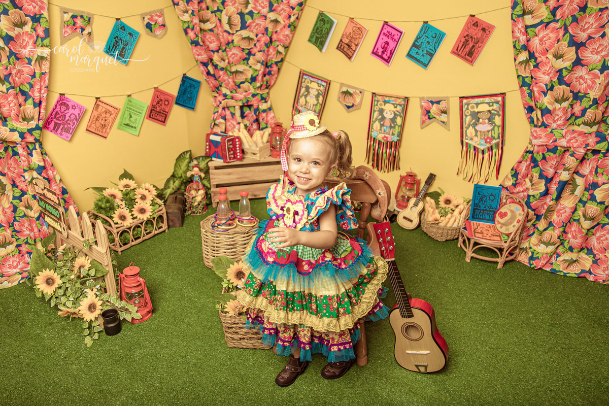 ensaio infantil temático festa junina agostina julina arraiá caipira nordestina sanfona viola violão pescaria argolas literatura de cordel cangaço fotografia retrato Niterói Rio de Janeiro Itaipu Região Oceânica Família irmãos estúdio