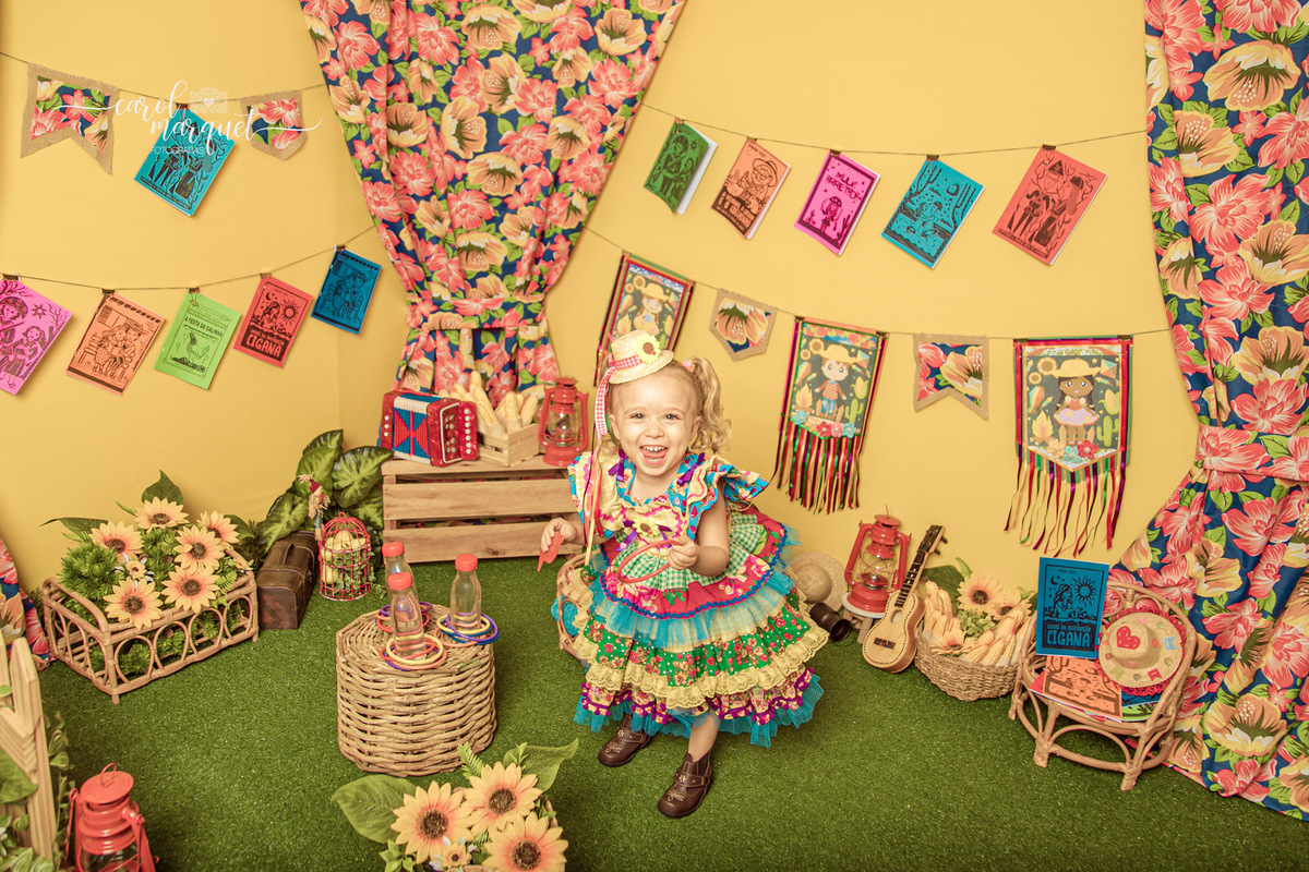 ensaio infantil temático festa junina agostina julina arraiá caipira nordestina sanfona viola violão pescaria argolas literatura de cordel cangaço fotografia retrato Niterói Rio de Janeiro Itaipu Região Oceânica Família irmãos estúdio