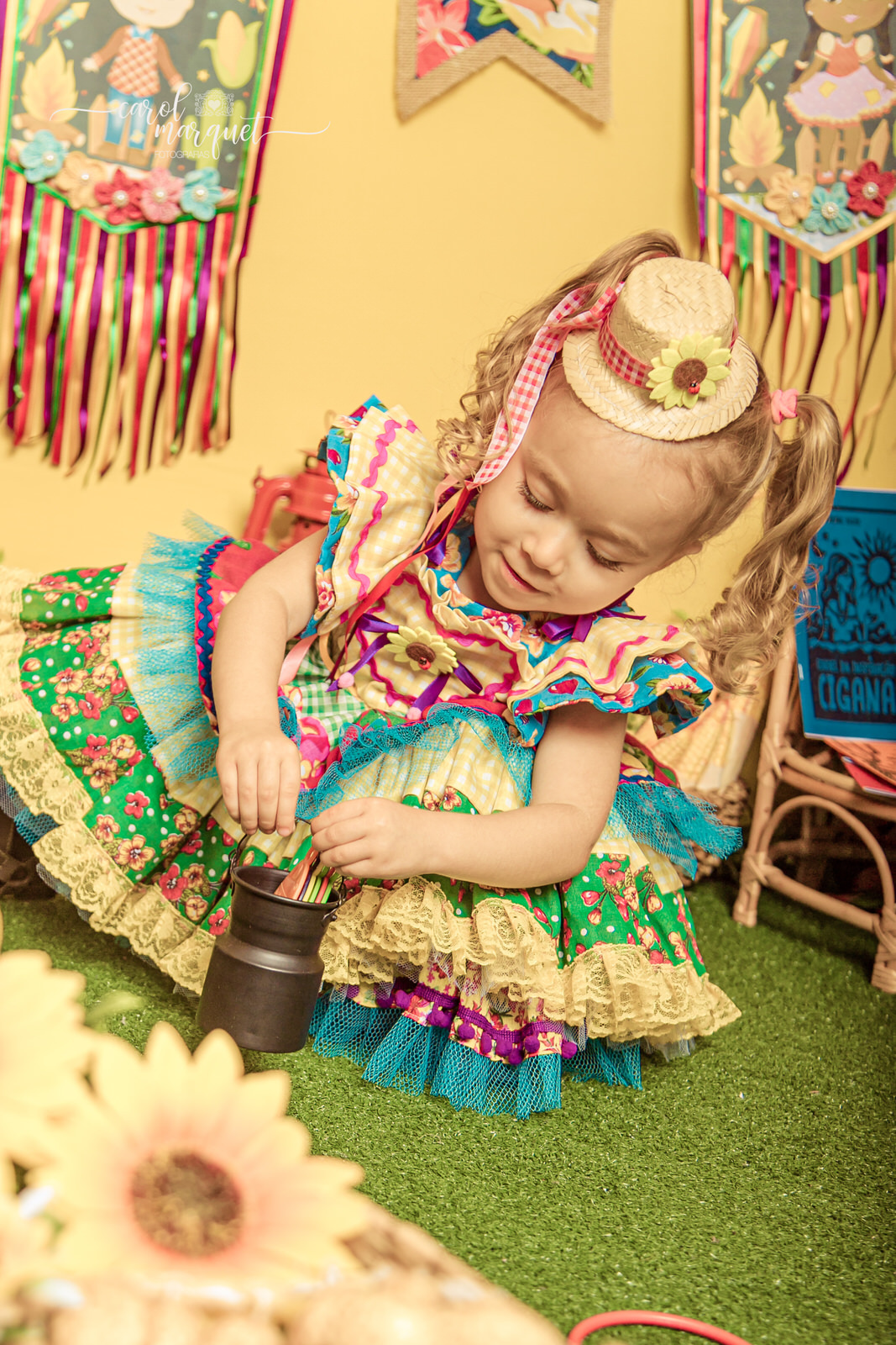 ensaio infantil temático festa junina agostina julina arraiá caipira nordestina sanfona viola violão pescaria argolas literatura de cordel cangaço fotografia retrato Niterói Rio de Janeiro Itaipu Região Oceânica Família irmãos estúdio