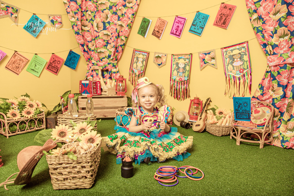 ensaio infantil temático festa junina agostina julina arraiá caipira nordestina sanfona viola violão pescaria argolas literatura de cordel cangaço fotografia retrato Niterói Rio de Janeiro Itaipu Região Oceânica Família irmãos estúdio