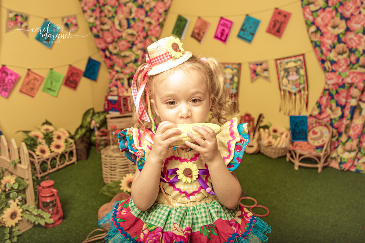 ensaio infantil temático festa junina agostina julina arraiá caipira nordestina sanfona viola violão pescaria argolas literatura de cordel cangaço fotografia retrato Niterói Rio de Janeiro Itaipu Região Oceânica Família irmãos estúdio