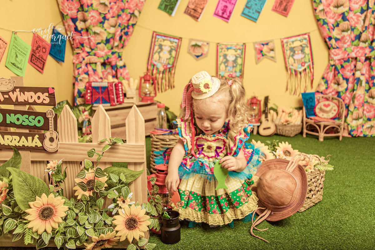 ensaio infantil temático festa junina agostina julina arraiá caipira nordestina sanfona viola violão pescaria argolas literatura de cordel cangaço fotografia retrato Niterói Rio de Janeiro Itaipu Região Oceânica Família irmãos estúdio