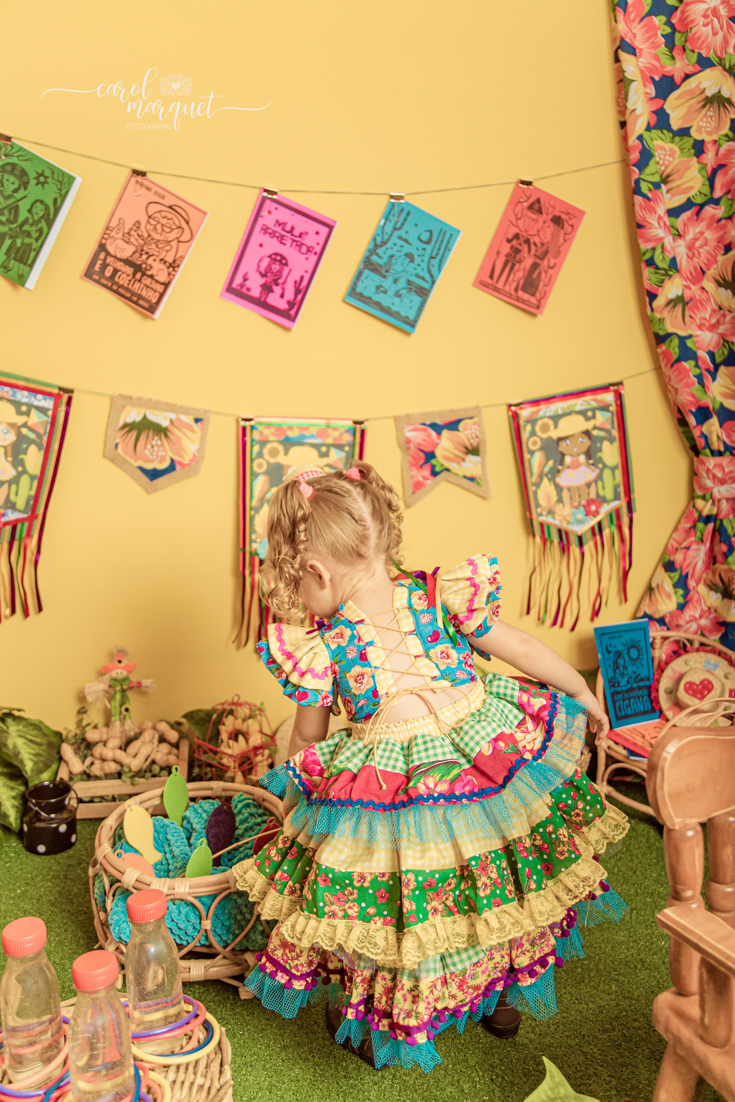 ensaio infantil temático festa junina agostina julina arraiá caipira nordestina sanfona viola violão pescaria argolas literatura de cordel cangaço fotografia retrato Niterói Rio de Janeiro Itaipu Região Oceânica Família irmãos estúdio