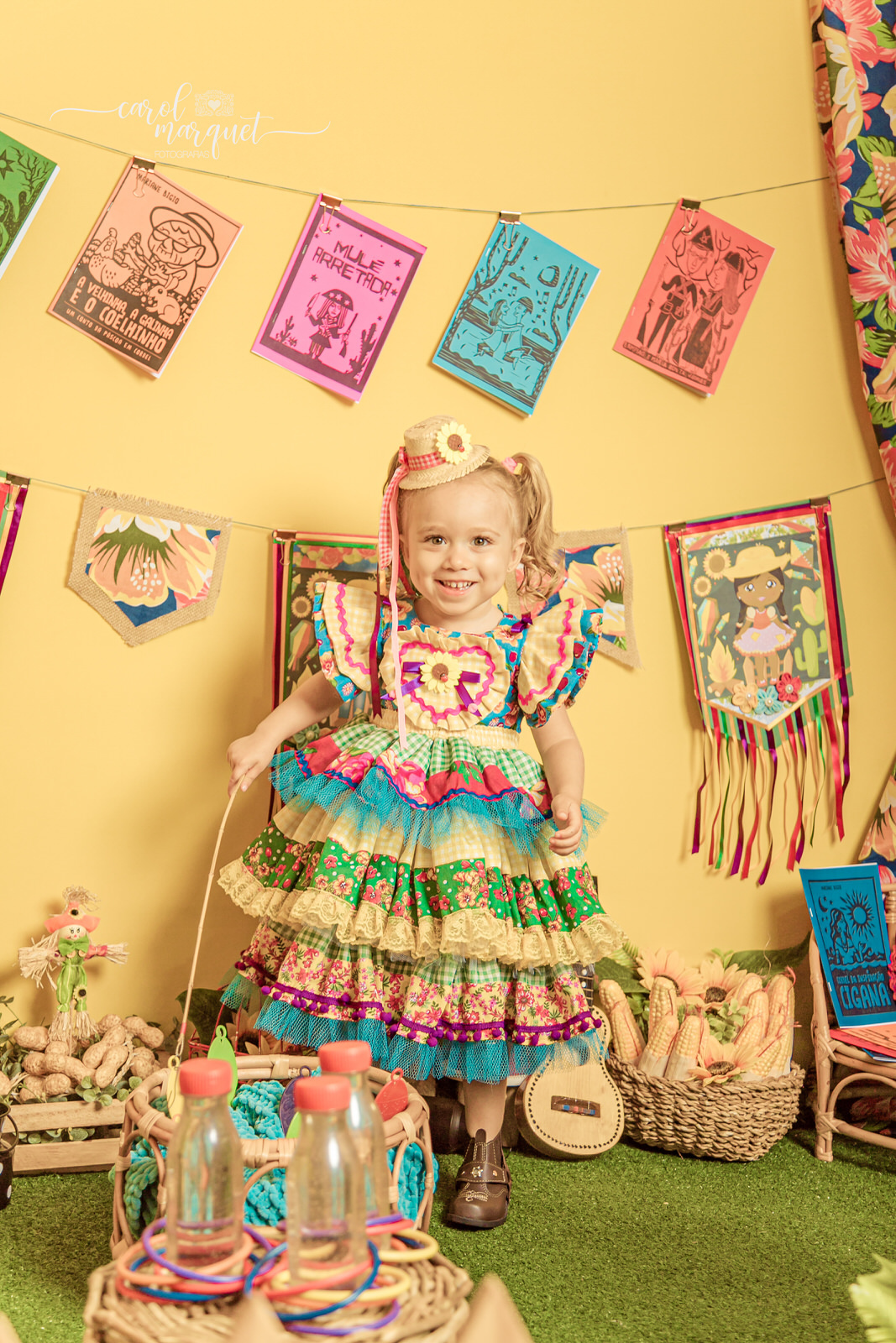 ensaio infantil temático festa junina agostina julina arraiá caipira nordestina sanfona viola violão pescaria argolas literatura de cordel cangaço fotografia retrato Niterói Rio de Janeiro Itaipu Região Oceânica Família irmãos estúdio