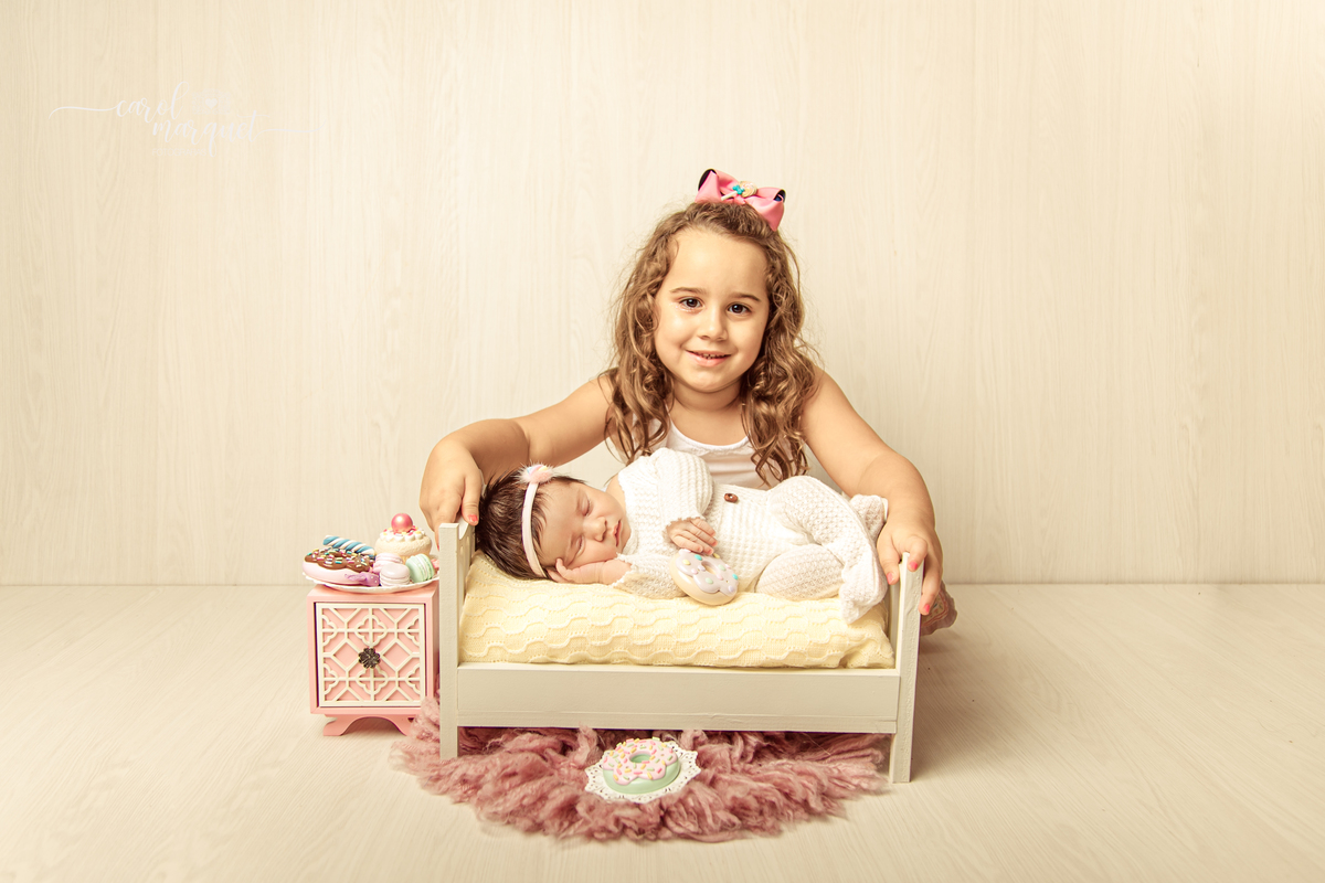 newborn recém nascido bebê neném fotografia retrato ensaio fotográfico princesa doces flores jardim família irmã Niterói Rio de Janeiro Itaipu Região Oceânica