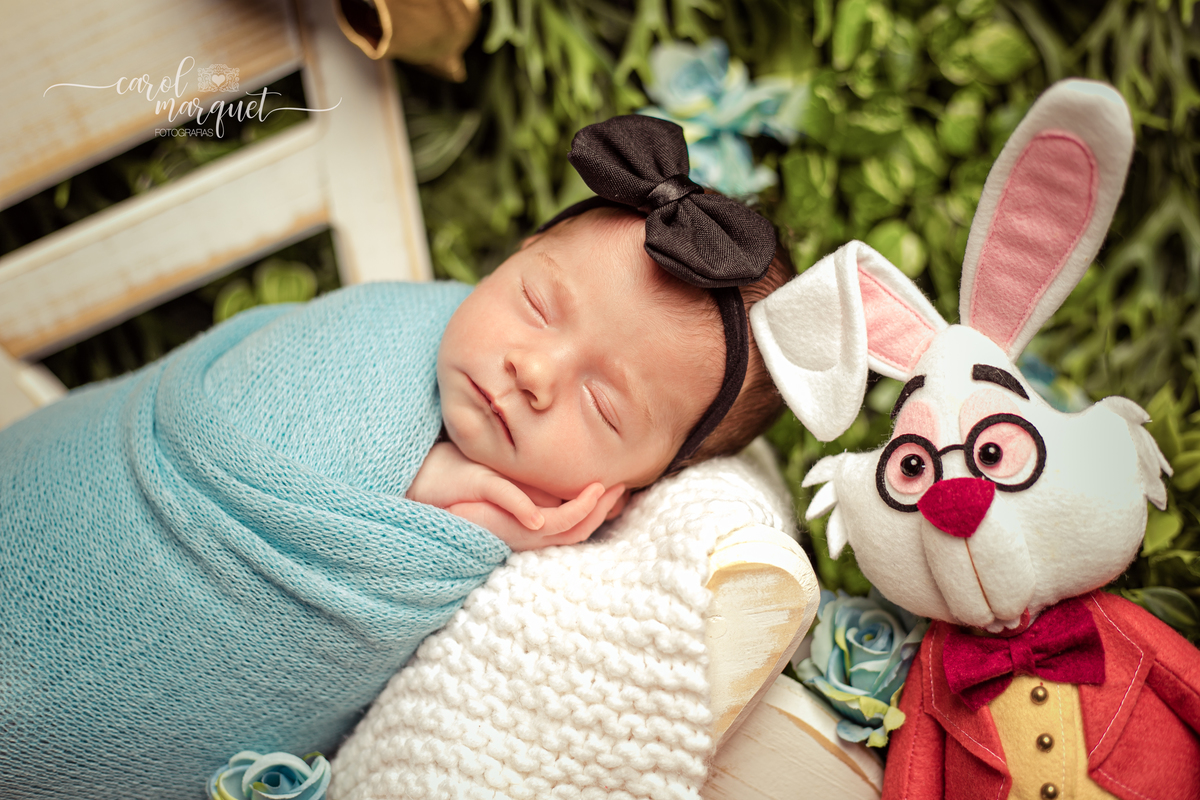 newborn recém nascido bebê princesa Alice no País das Maravilhas flores floresta girassol amigurumi romântico retrô família retrato ensaio fotográfico fotografia Niterói Itaipu Região Oceânica Rio de Janeiro