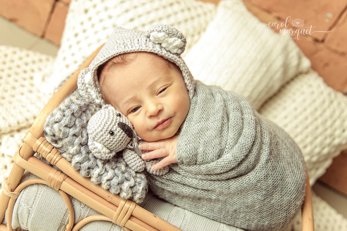 newborn recém nascido fotografia retrato foto ensaio fotográfico irmãos autismo autista bebê neném dupla família Niterói Rio de Janeiro domicílio vime rústico croche montessoriana